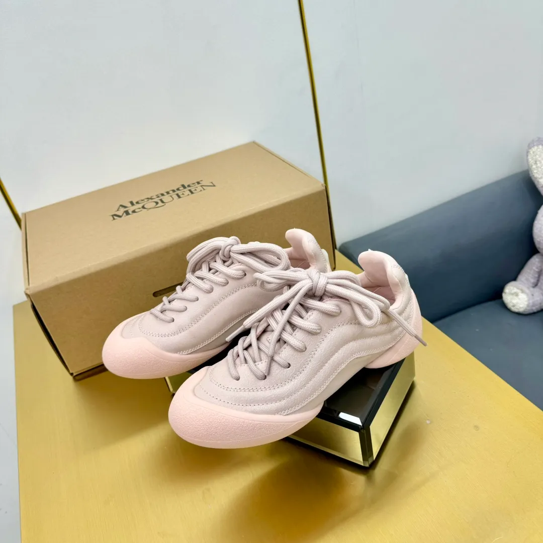 👟👟Ex-factory price 600👟👟 Men's size +10 The latest popular couple model ALEXANDER MCQUEEN/Alexander McQueen 24ss The latest autumn and winter Flexion series retro casual sneakers Original purchase development and production This Flexion Off white tone grain leather low-top sneakers use different sizes of laces and are matched with lightweight segmented soles inspired by anatomy. The reverse skull pattern is embossed on the heel. Fabric: Original customized imported first-layer cowhide. Lining: Customized imported breathable mesh lining. Sole: Original open-molded non-slip TPU material. Size: #Female model 35-40 #Men's model 39-45 (custom-made 45 non-returnable)